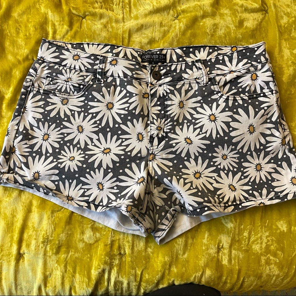 Forever 21 size 16 daisy pattern shorts